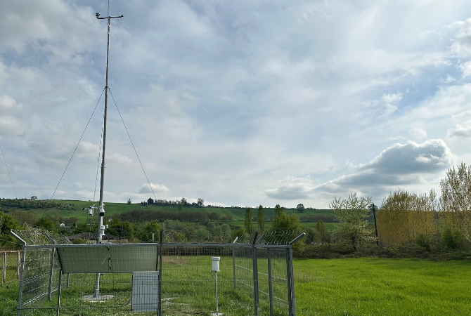 10 m Meteorological mast (tiltable)